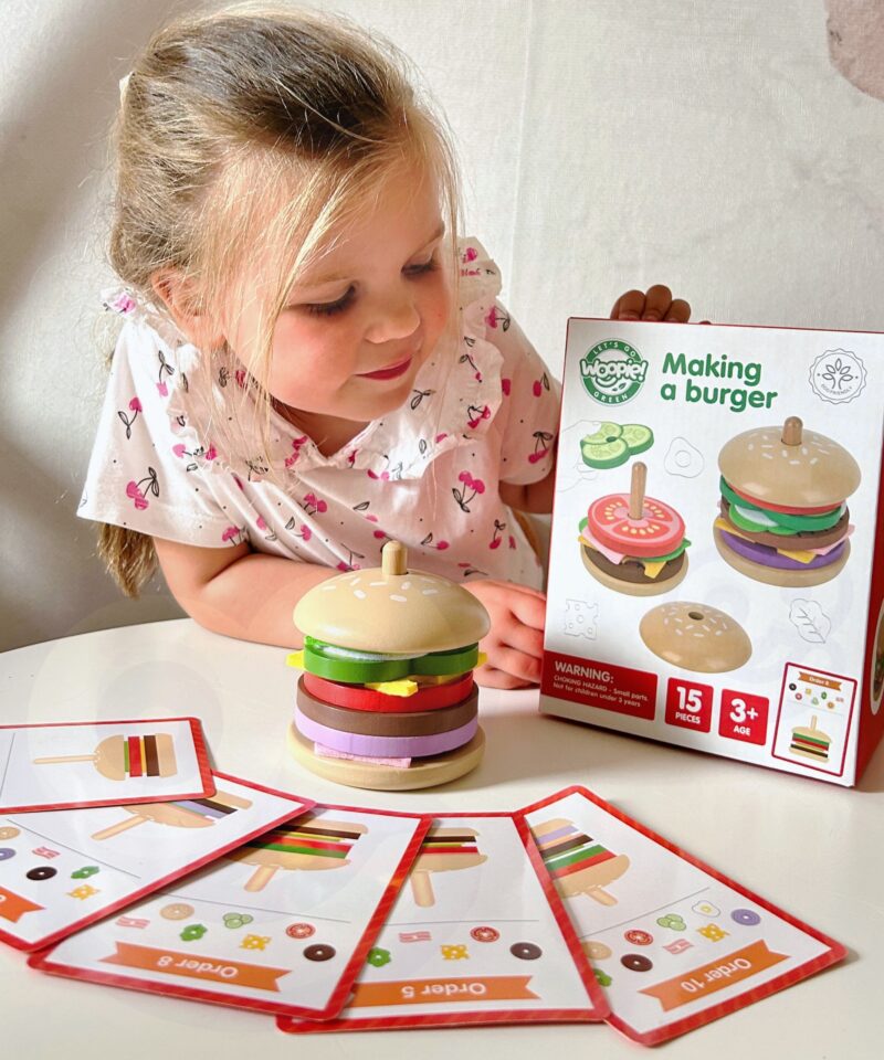 Lapsed mängivad puidust burgerikomplektiga