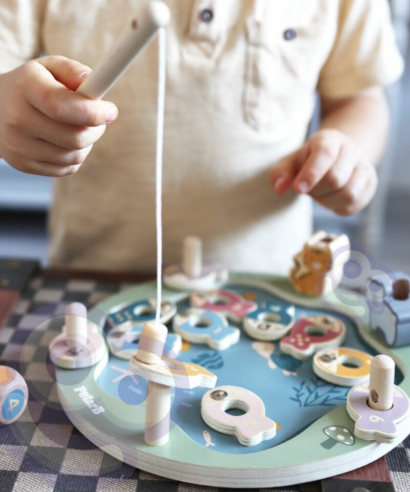 Värvilised kalad numbritega puidust mängus