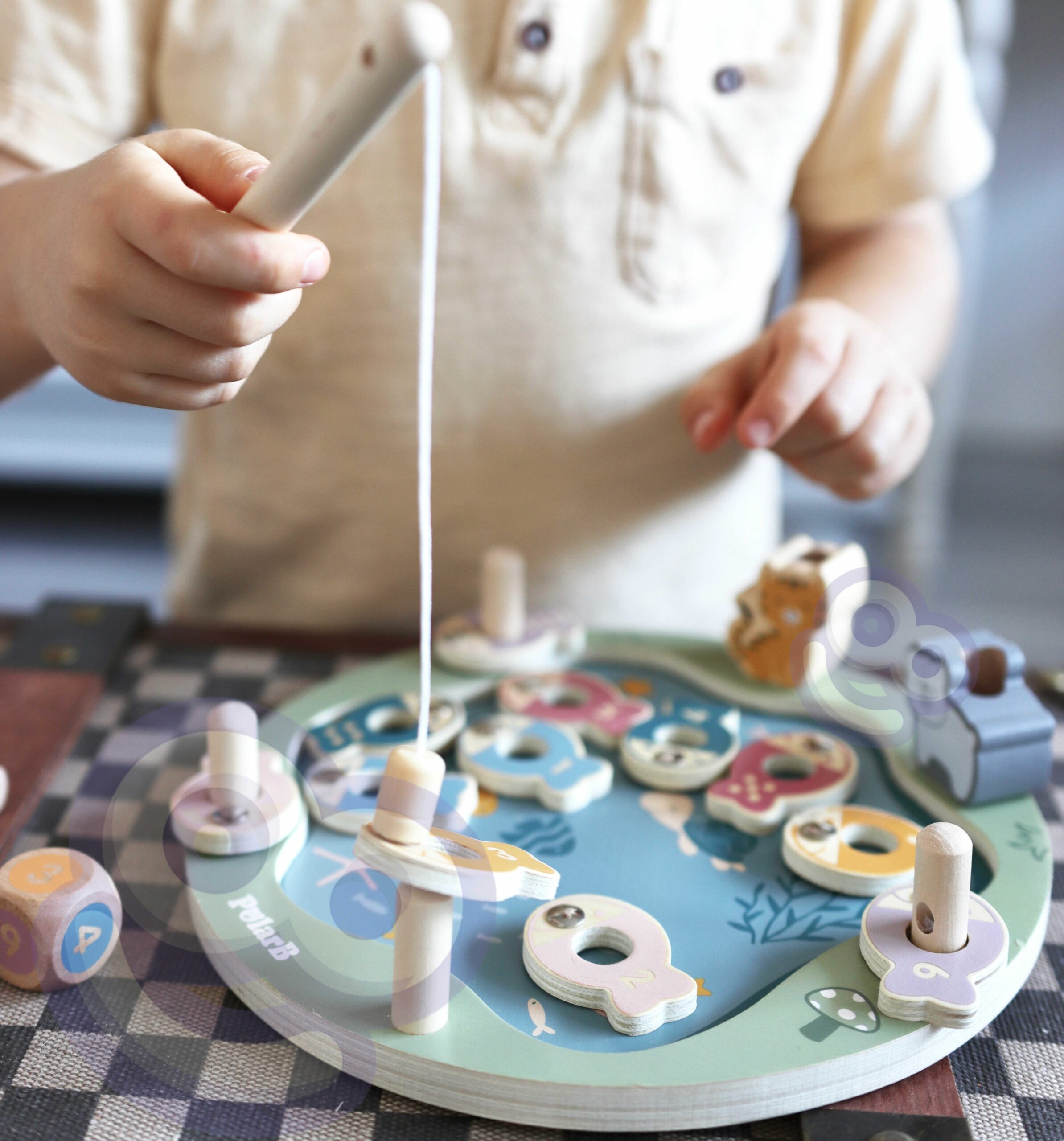 Värvilised kalad numbritega puidust mängus