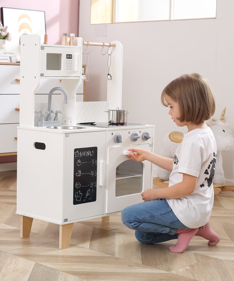 Puidust mänguköök heliefektidega, realistlik rollimäng lastele