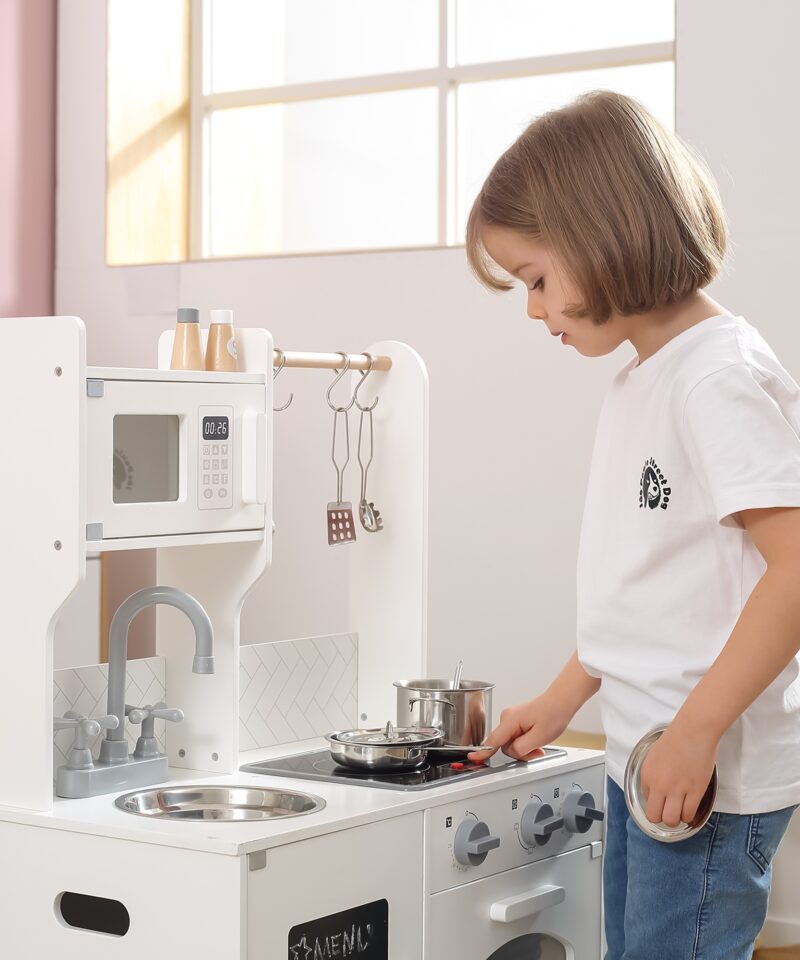 Rahulikus toonis puidust mänguköök, sobib igasse lastetuppa