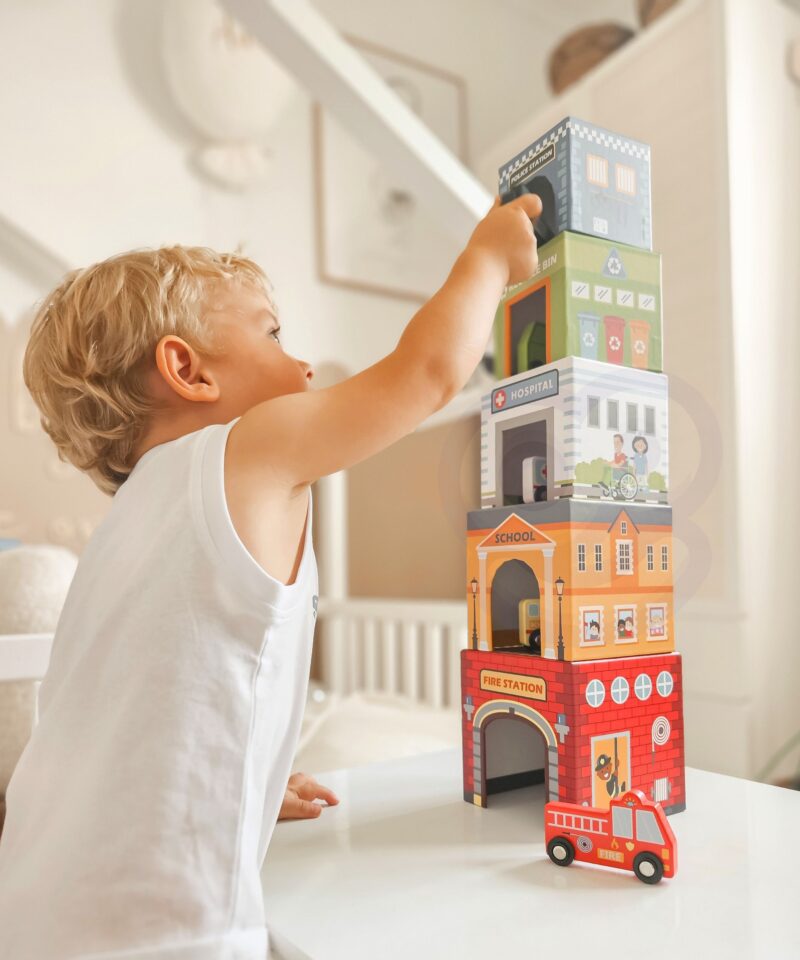 Värvilised nummerdatud klotsid ja puidust sõidukid lastele