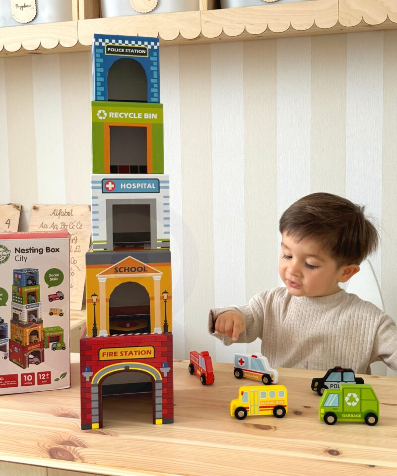 Puidust sõidukid kummiratastel sobituvad klotside avadesse