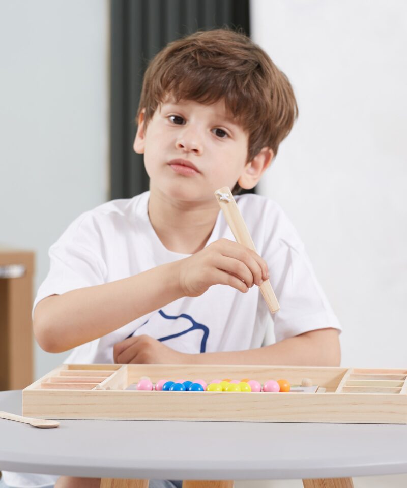 Värviliste helmestega mustrite ladumise mäng mugavas hoiukarbis