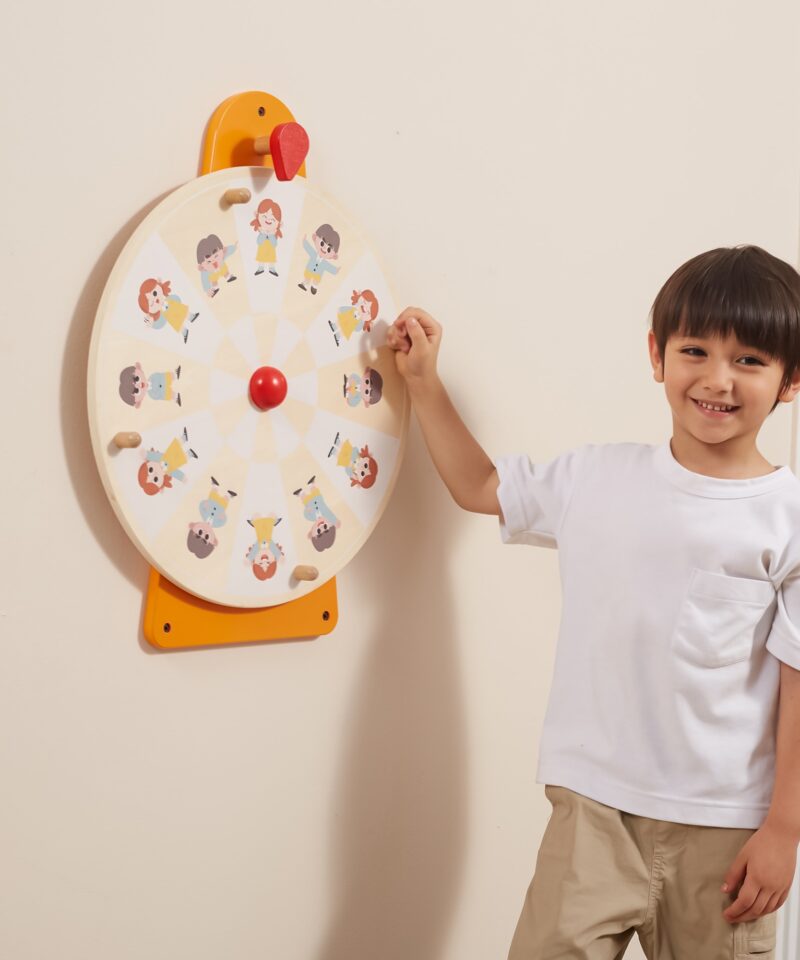 Laps keerab ratast ja jäljendab emotsioone mängides