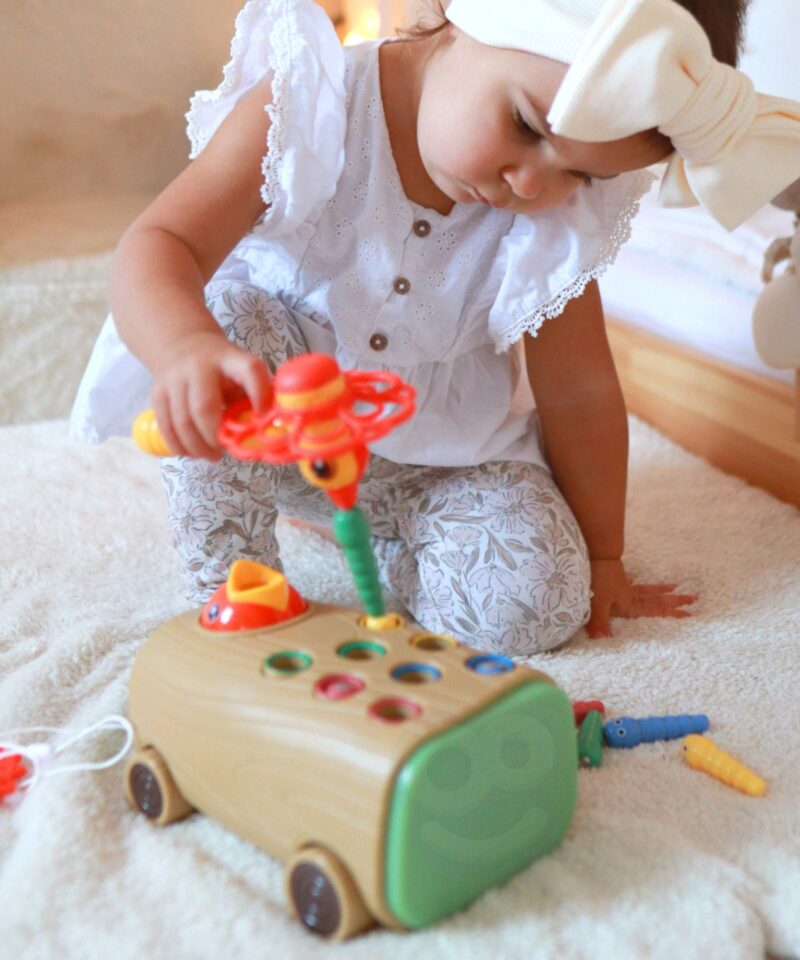 Magnetiga osavusmäng ussikeste püüdmise ja asetamisega