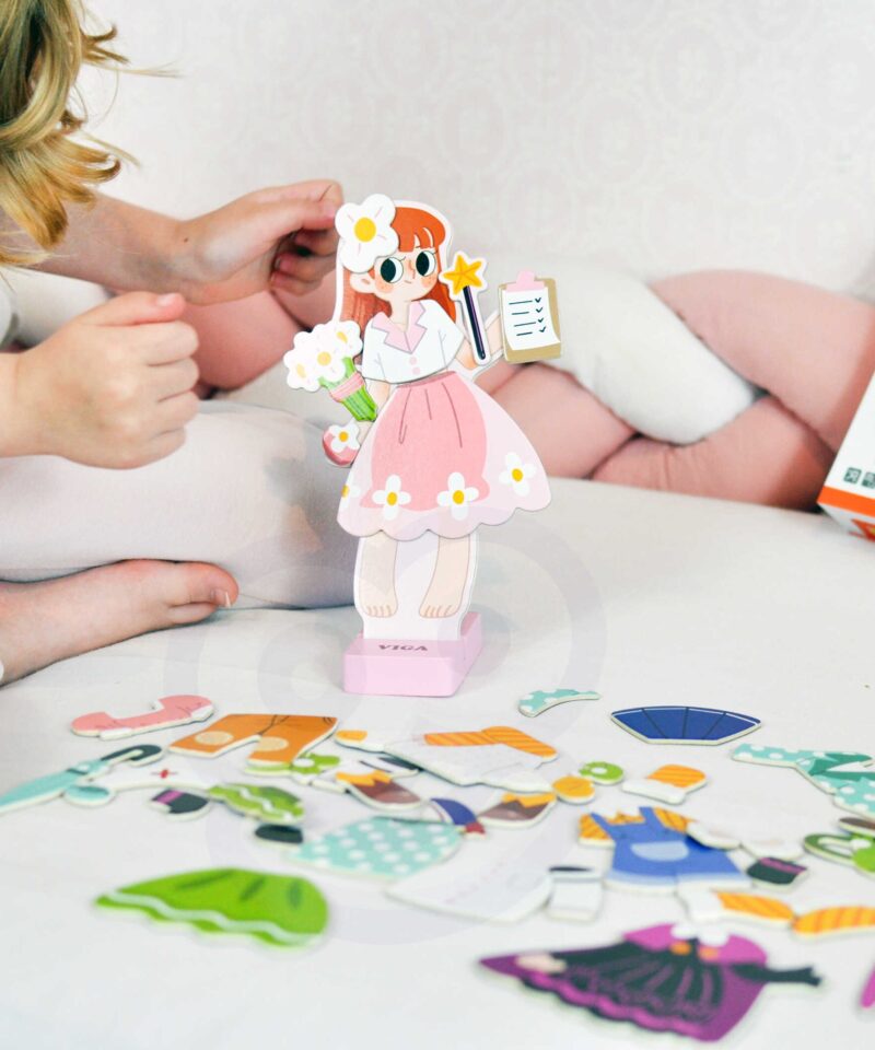 Laps kombineerib magnetilisi riideid ja aksessuaare loovalt