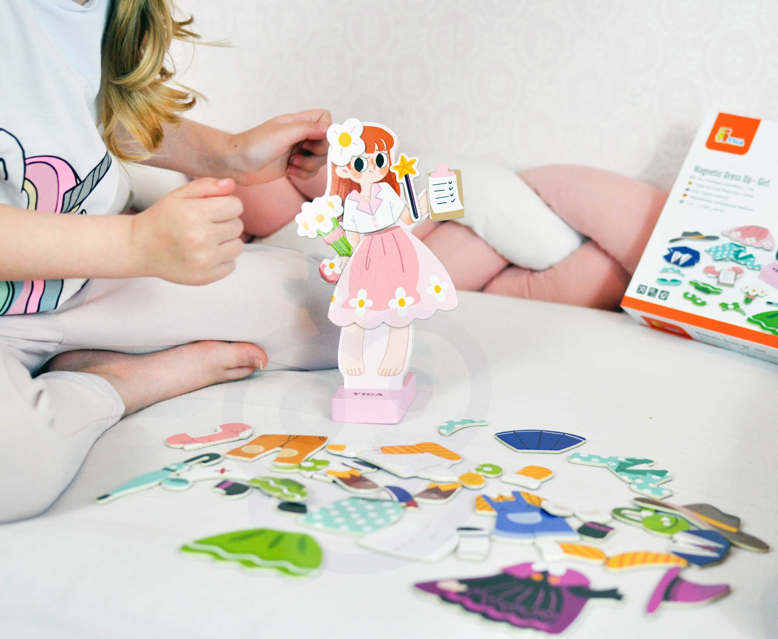 Laps kombineerib magnetilisi riideid ja aksessuaare loovalt