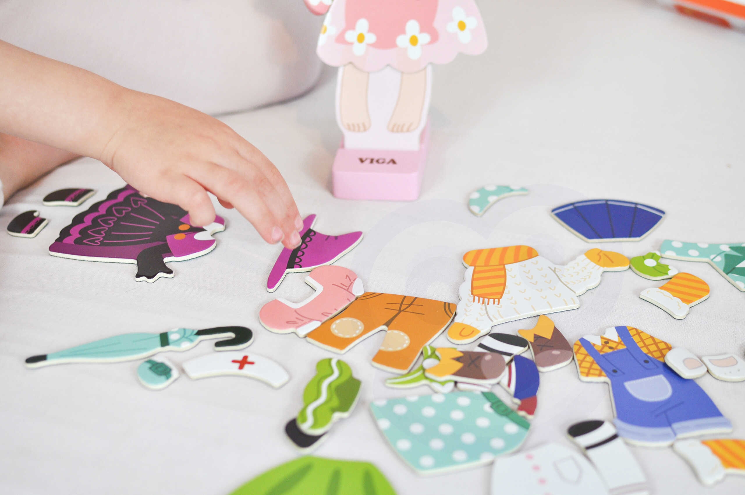 Ohutute mittetoksiliste värvidega puidust magnetmäng 3+