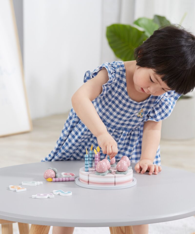 Puidust sünnipäevatort lõigatavate tordilõikudega rollimänguks