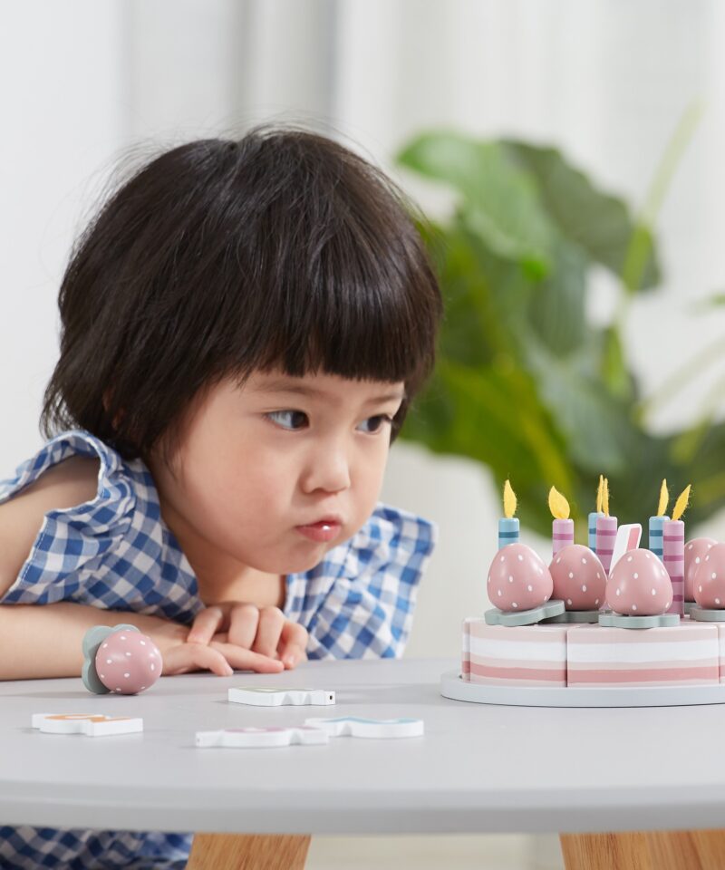Eemaldatavad küünlad ja maasikad loovaks sünnipäevamänguks