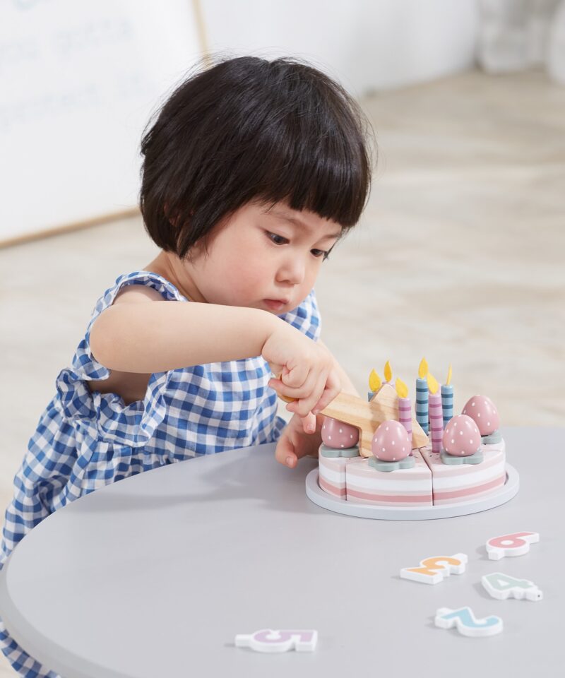 Taldrik ja puidust spaatel tordi serveerimise mänguks