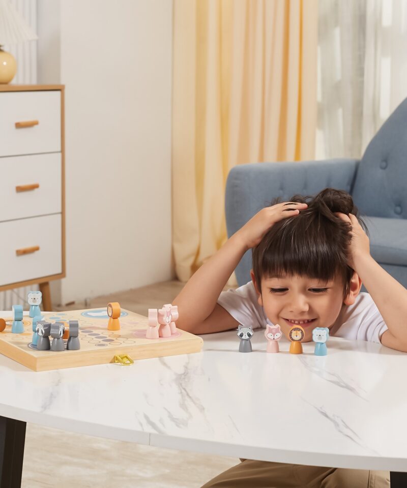 Komplektis 16 nuppu ja 4 täringut