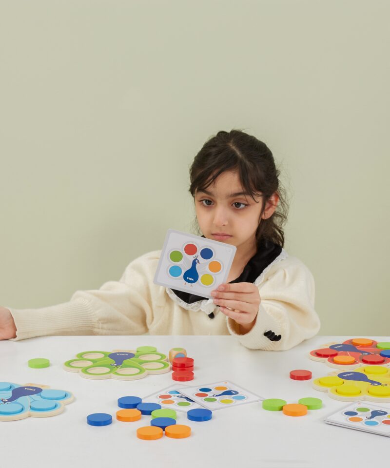 Lastele mõeldud värviklotside mäng