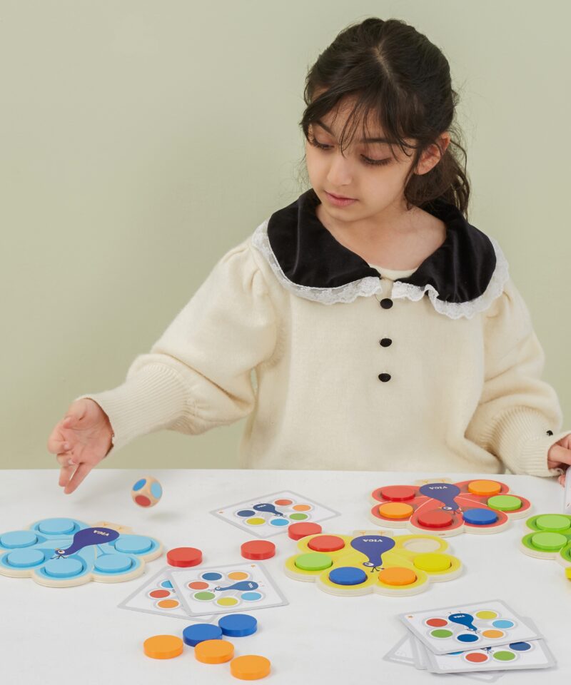 Värvilised klotsid ja mängukaardid