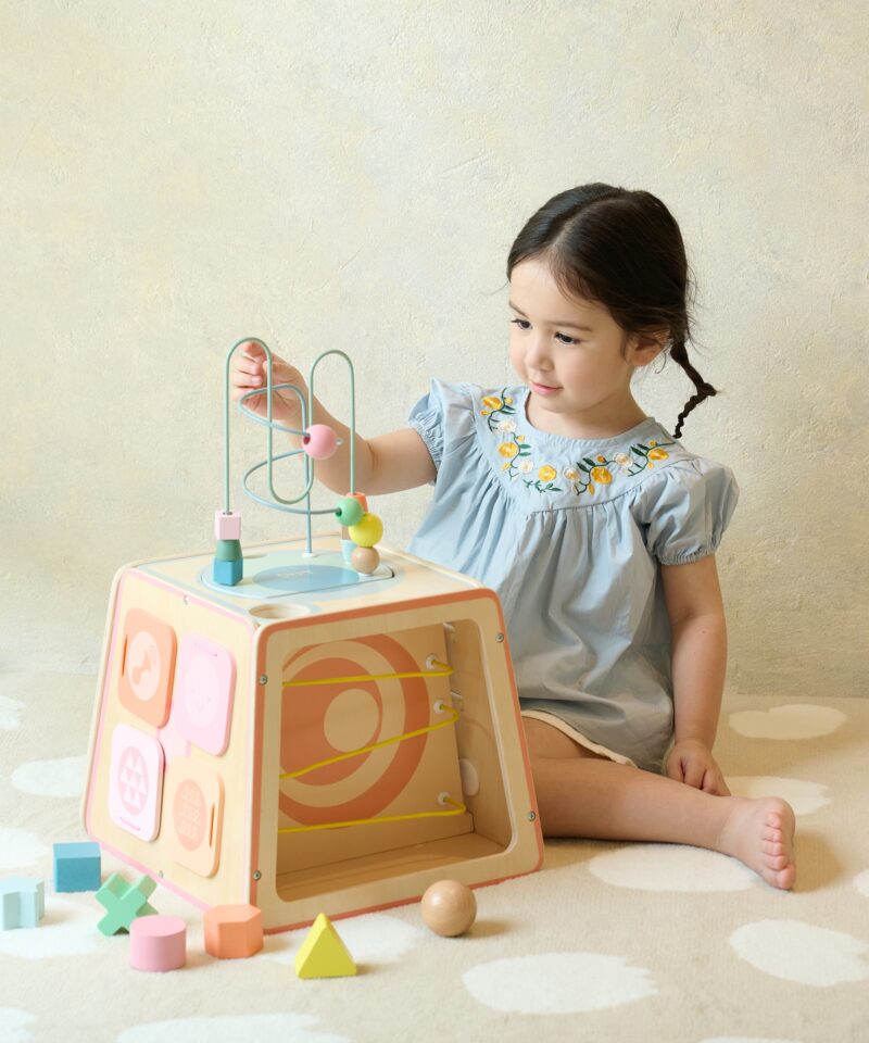 Puidust kast sensoorsete elamustega