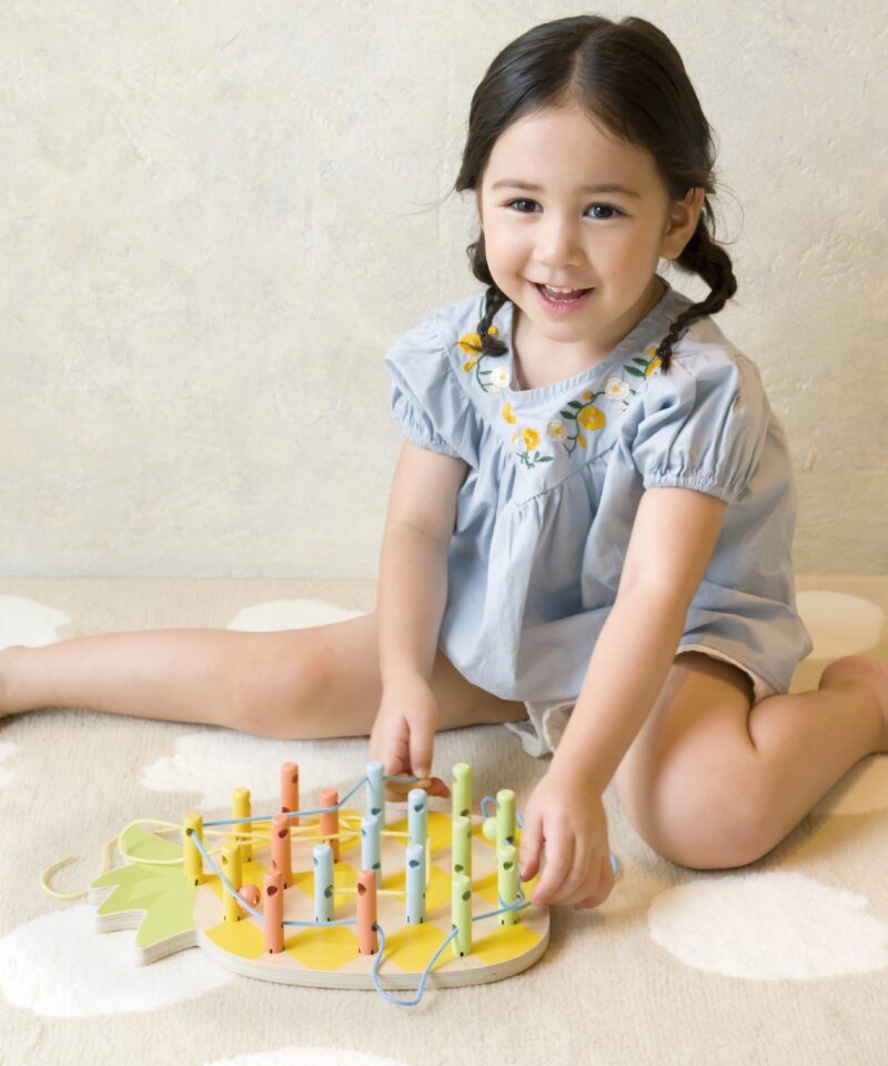 Arendav nöörimäng puidust osadega