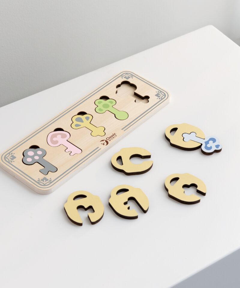 Lapsed mängivad puidust Montessori mänguga