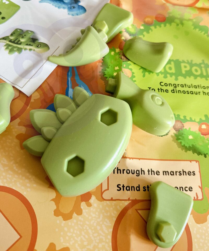 Kleepsudega kaunistatav dinosauruseteemaline mäng