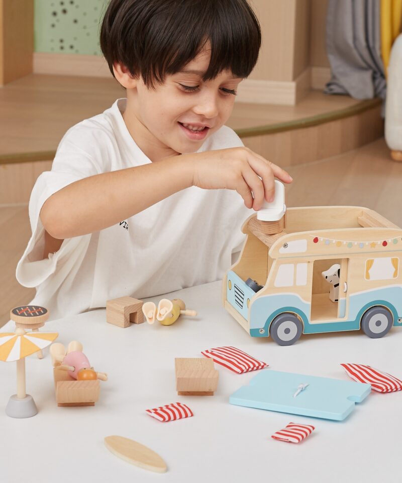 Lapsed mängimas puidust rannakampriga