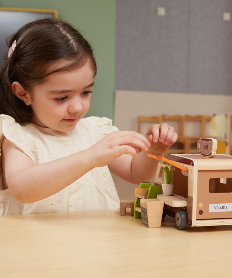 Mänguauto kiosk koos barista figuuriga