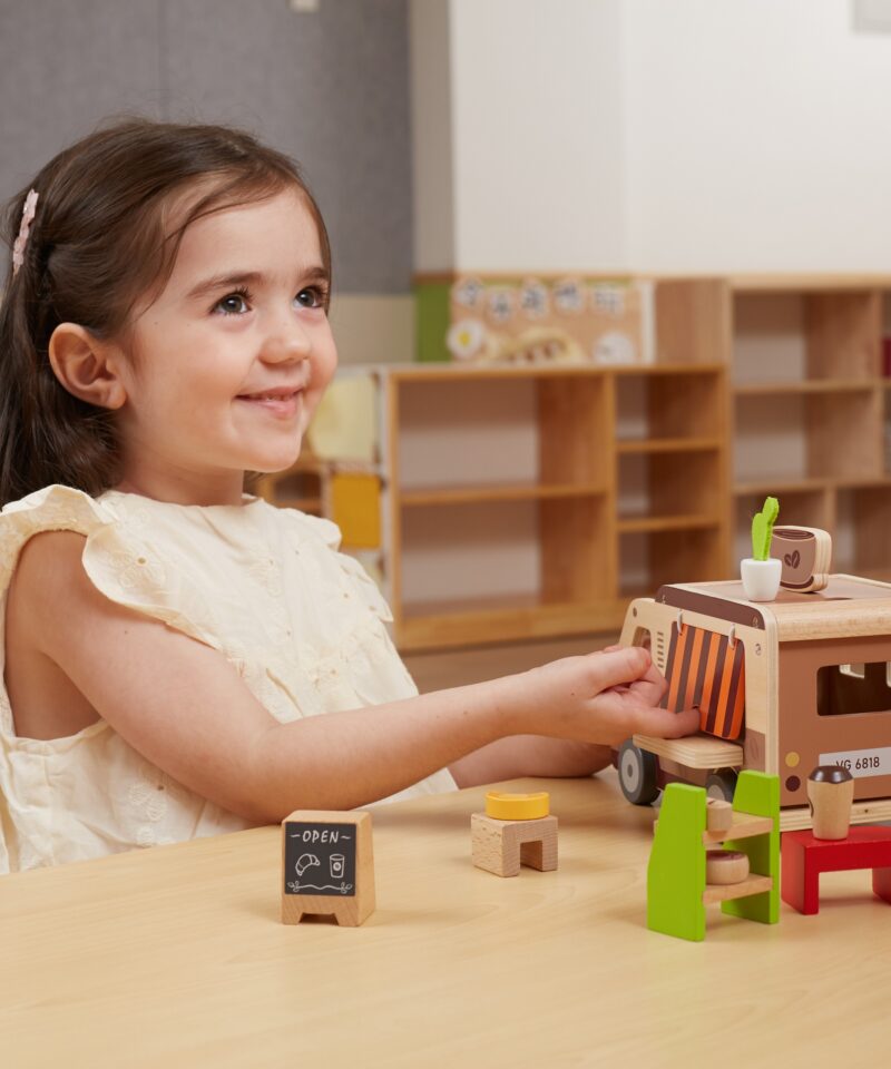Lastele mõeldud puidust auto-kohvik