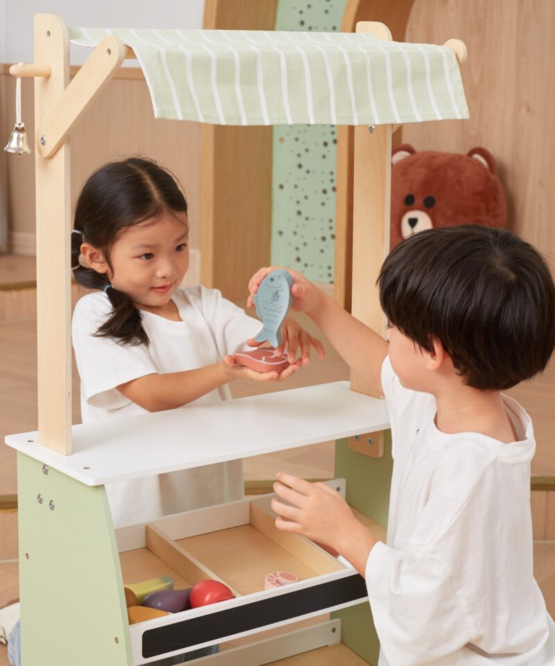 Ohutult värvitud puidust mänguturg lastele