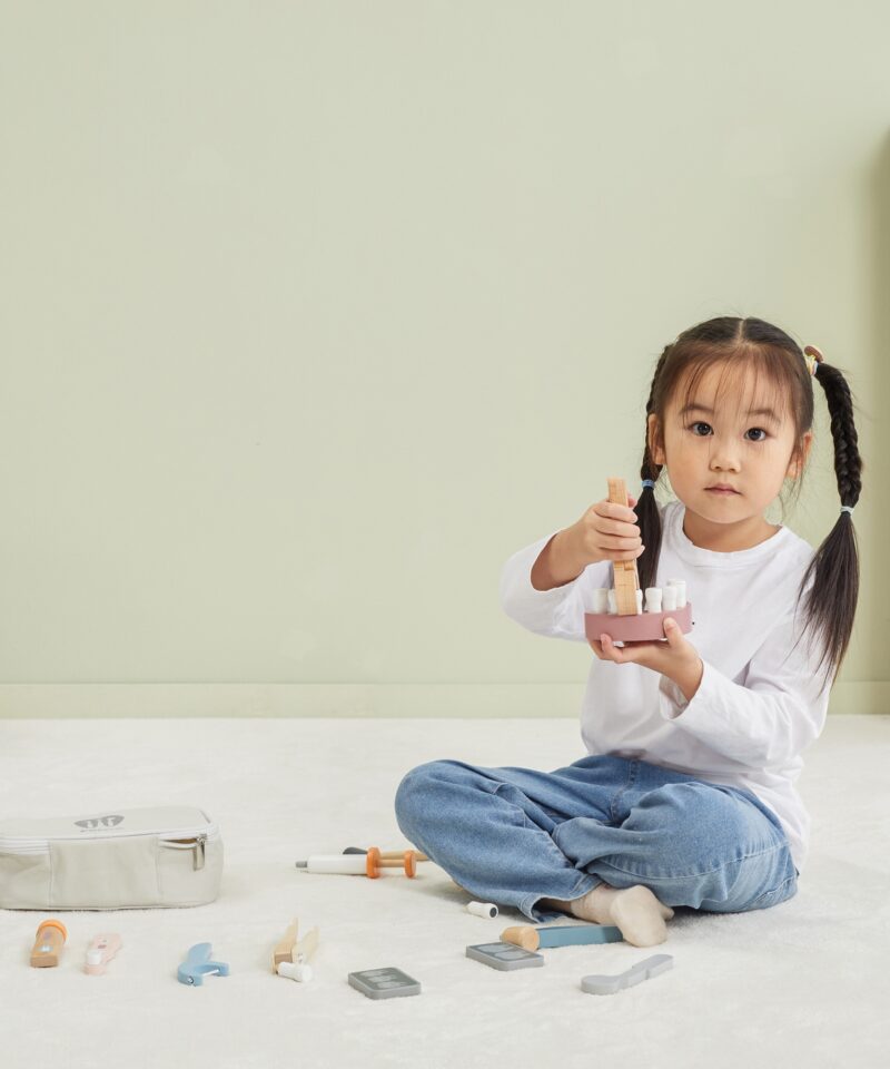 Mängukomplekt puidust tööriistadega