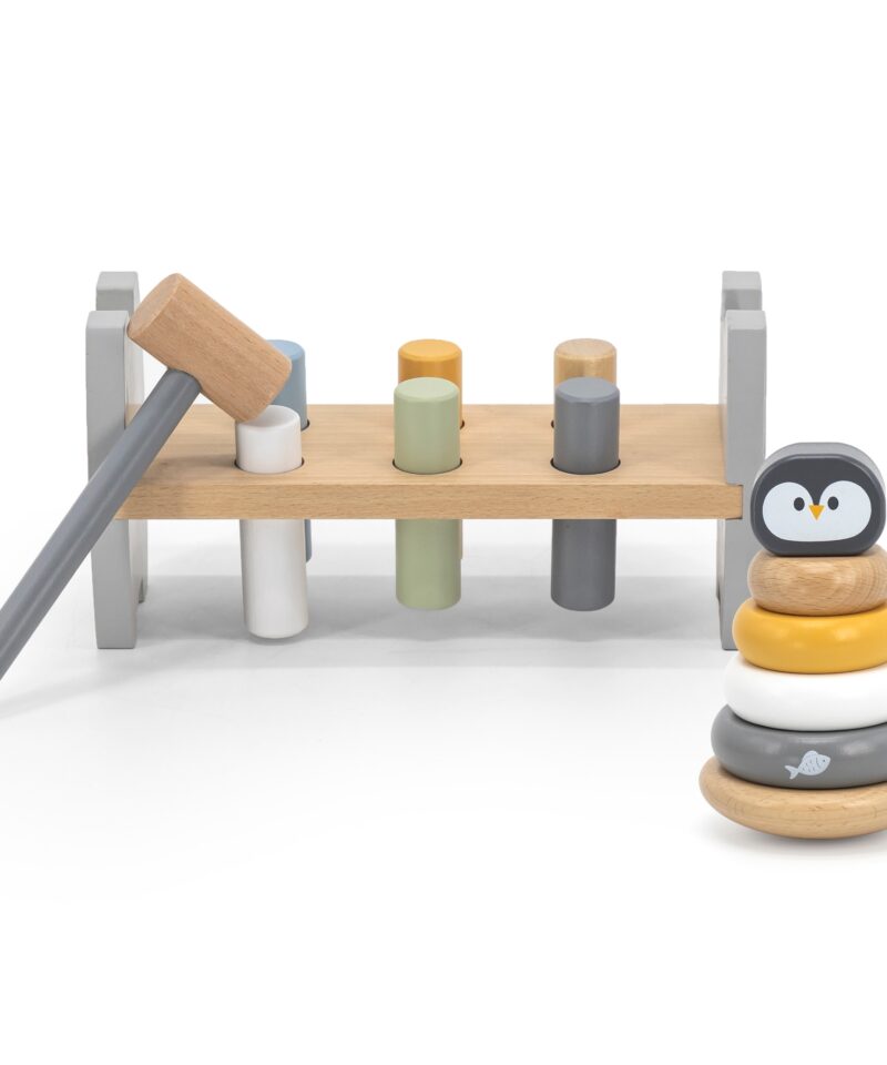 Laps toksib puidust püramiidi detaile