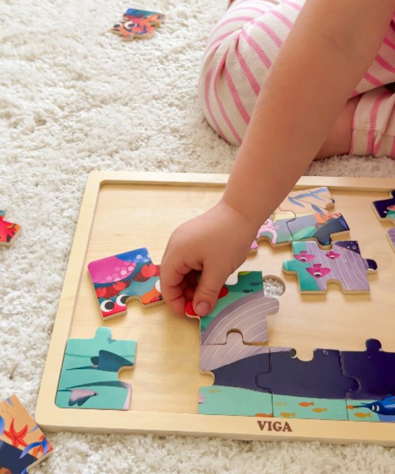 Lapsed mängivad puidust puslega