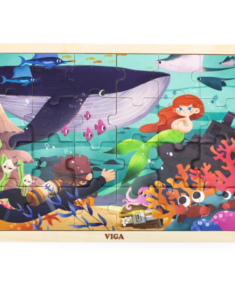 Puidust pusle värviliste kaladega