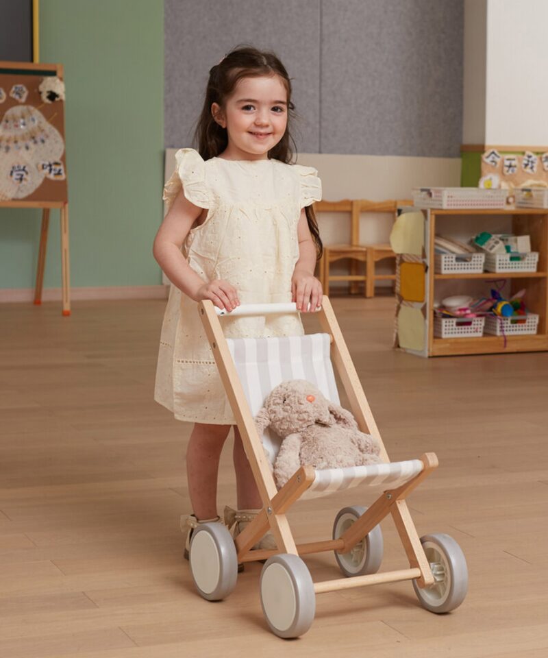 Turvaline nukukäru suurematele nukkudele