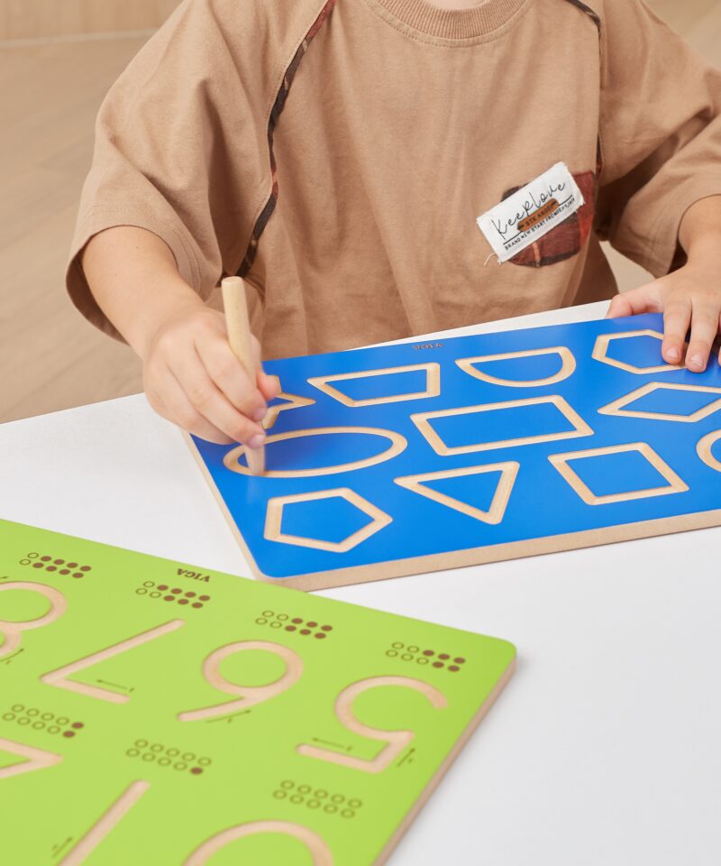 Puidust tahvel ja pliiats komplektis