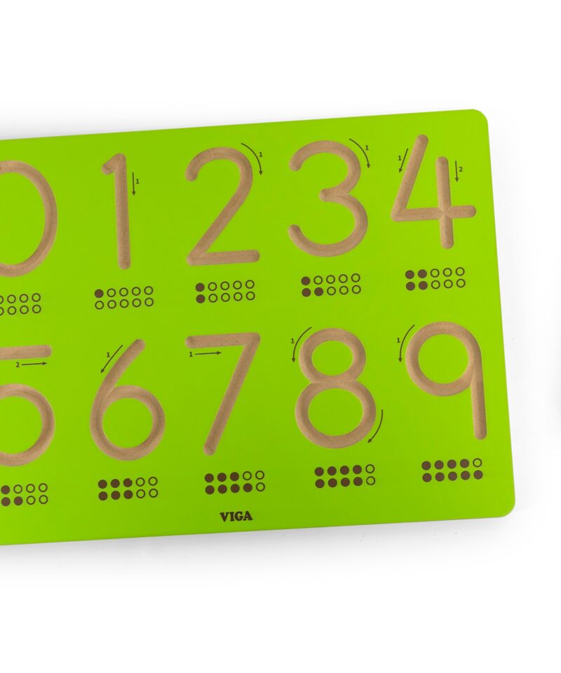 Laste kirjutamise õppimise tahvel käes