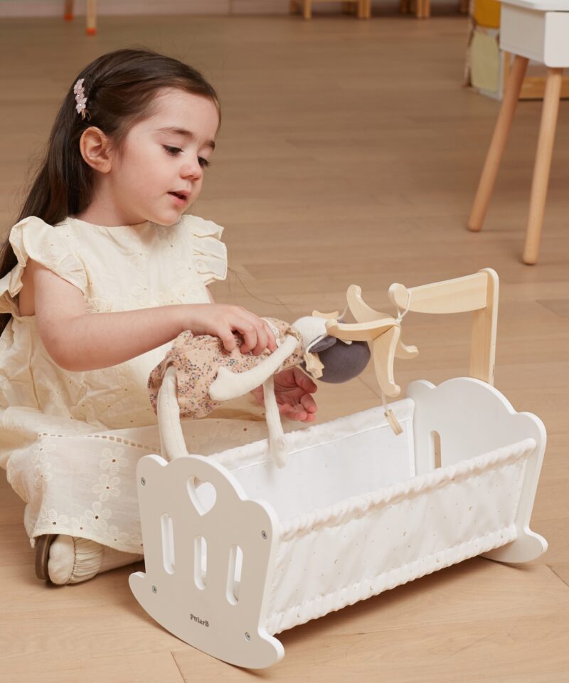 Klassikaline puidust nukuvoodi