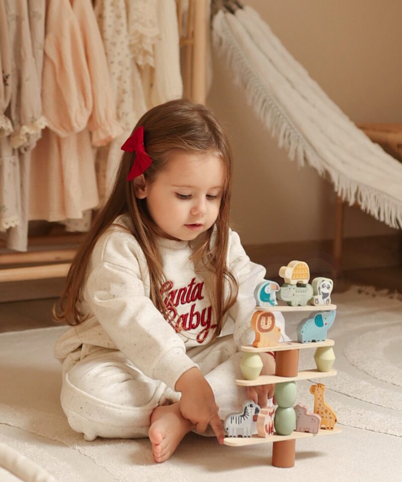 Lapsed mängivad puidust loomadega