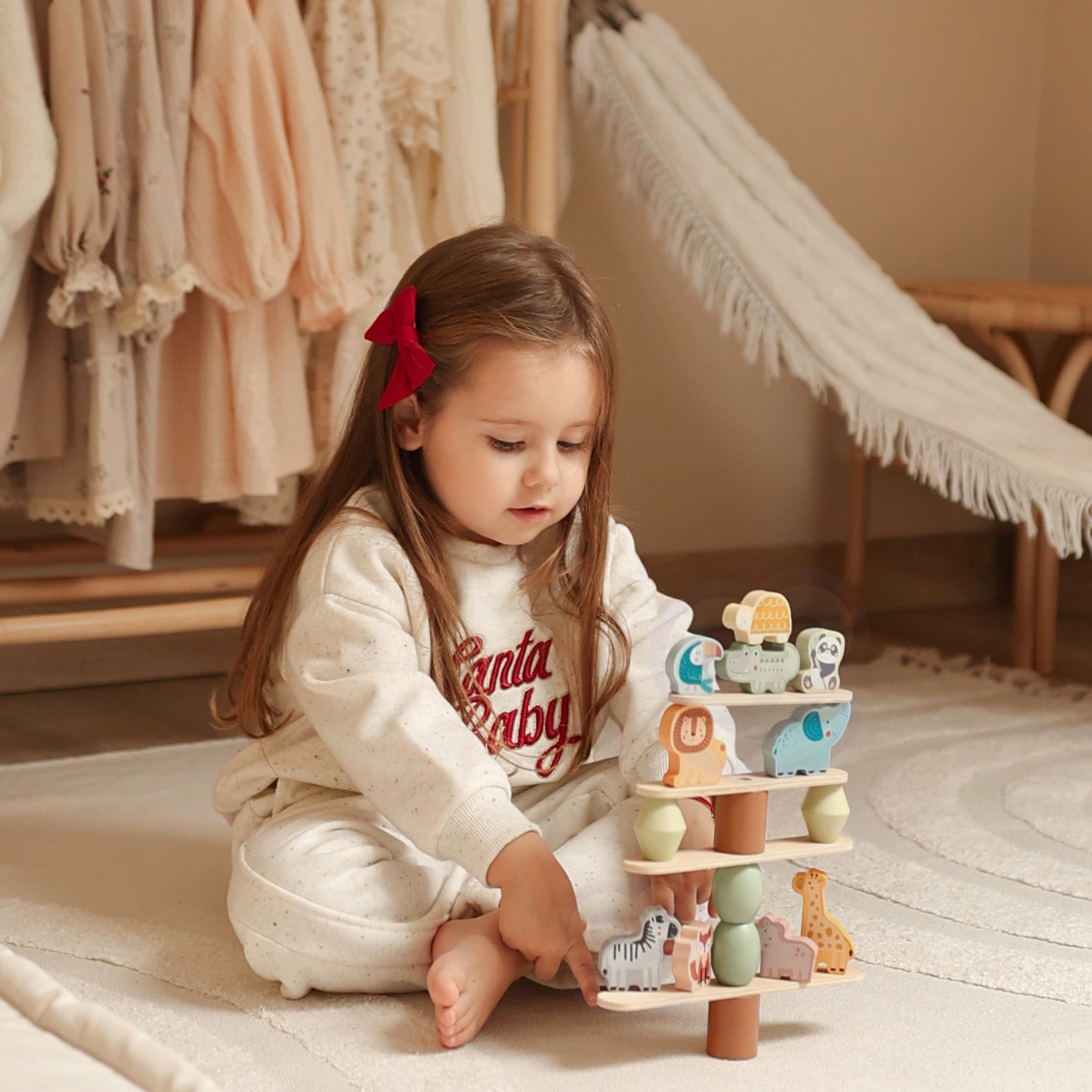 Lapsed mängivad puidust loomadega