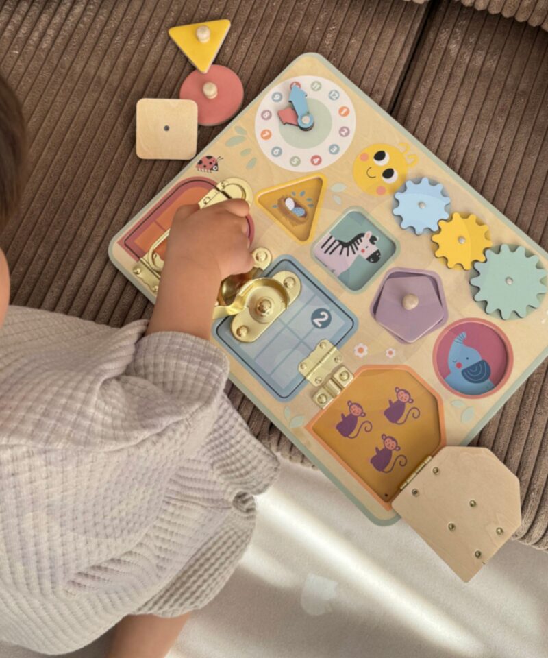 Arendustahvel lukkude ja hammasratastega