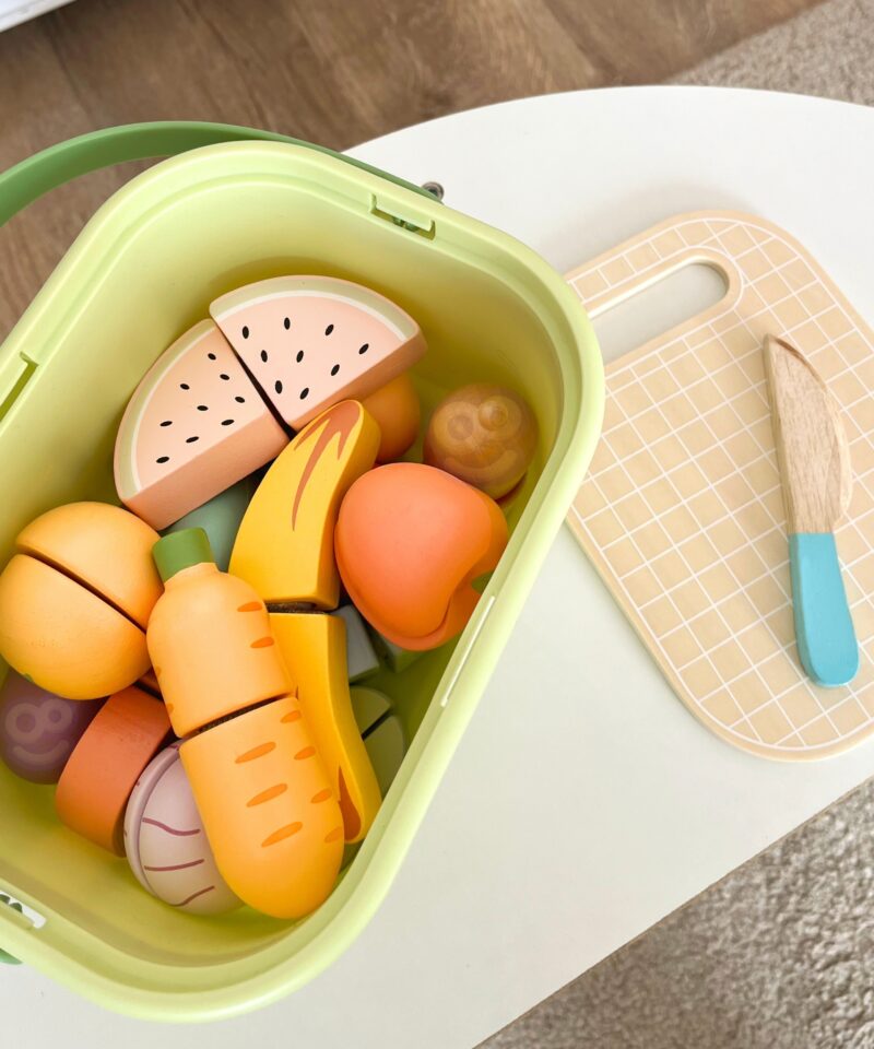 Lastele mõeldud puidust köögikomplekt