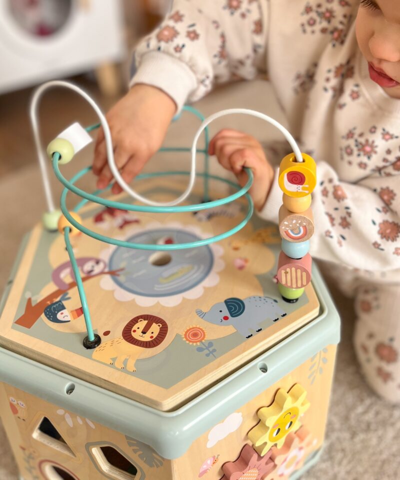 Kompaktne kuusnurkne mängukeskus