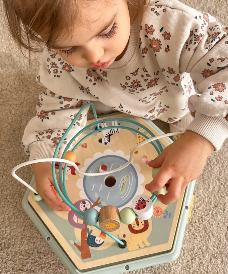 Kompaktne kuusnurkne mängukeskus