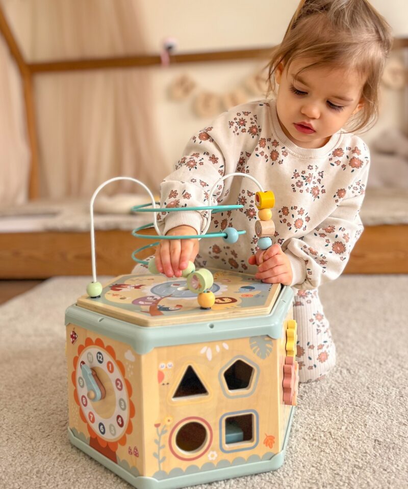 Kompaktne kuusnurkne mängukeskus