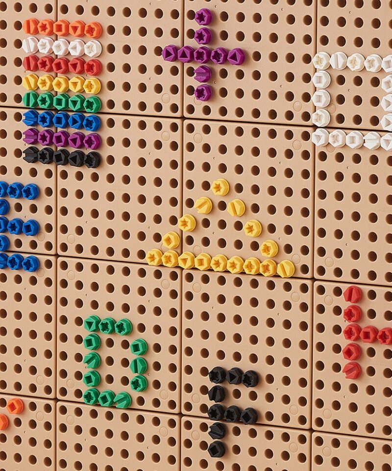 Erineva kujuga värvilised kruvid