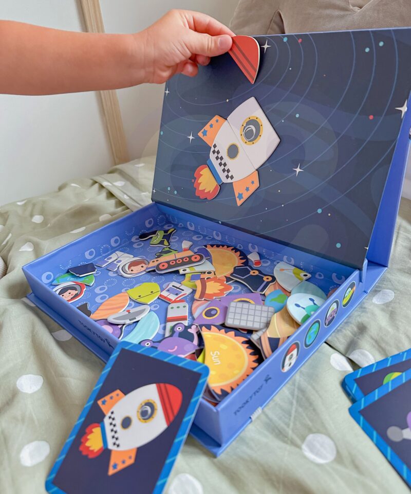 Lapsed mängivad kosmosepuslega