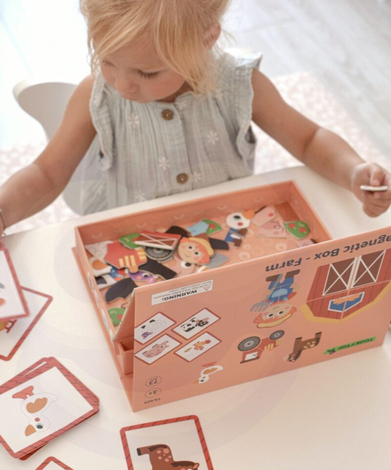 Lapsed mängivad magnetilise puslega