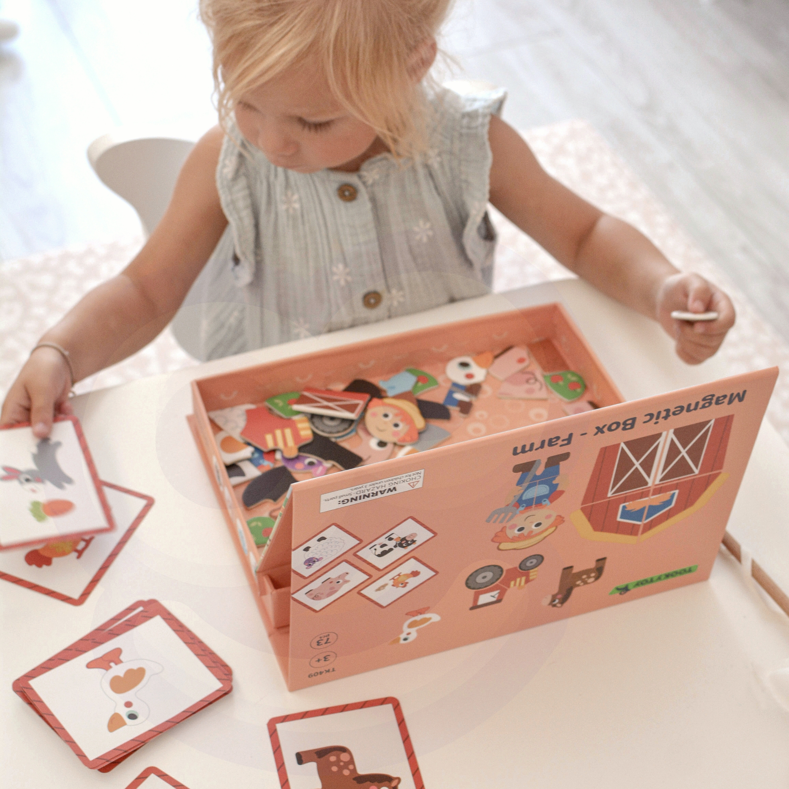 Lapsed mängivad magnetilise puslega