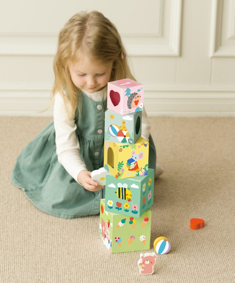 Lapsed mängivad klotsikomplektiga