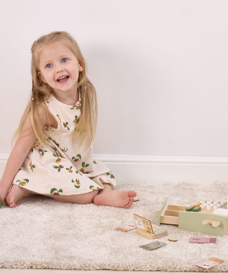 Puidust kassa koos makseterminaliga