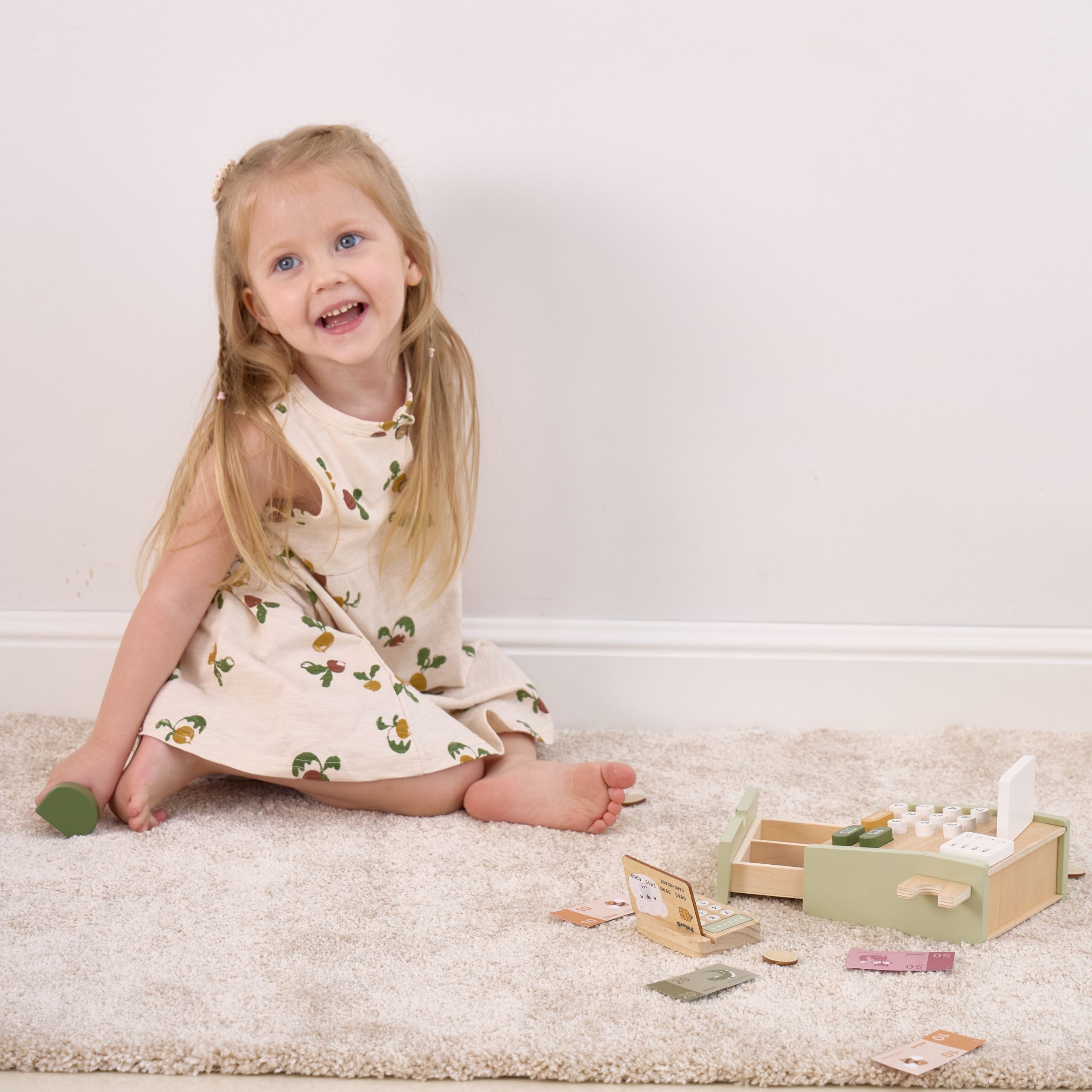 Puidust kassa koos makseterminaliga