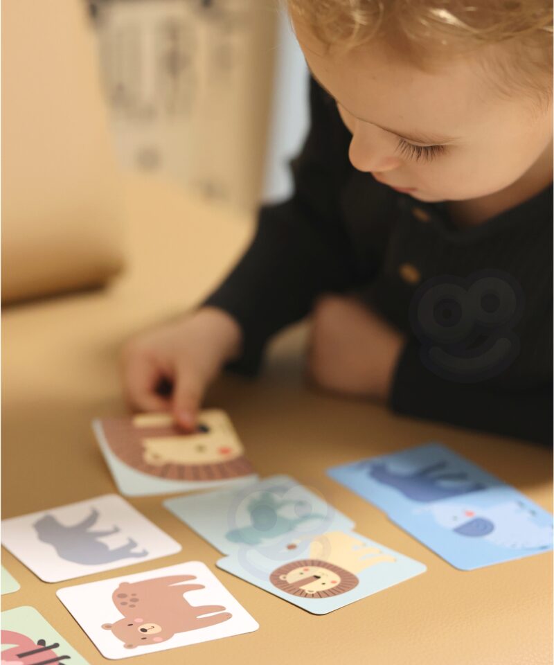 Loomapiltidega täringuga tasakaalu torn